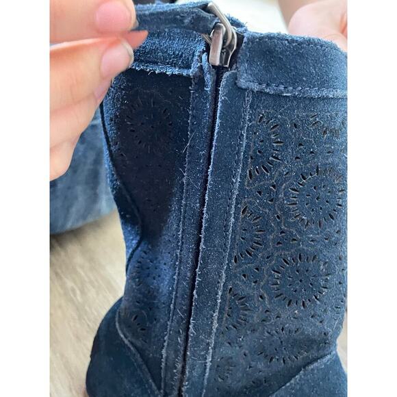 UGG Women's Blue Suede Ankle Boots Sheepskin Lining Size 6 - Picture 3 of 8